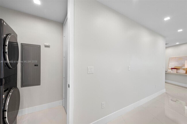 Building Photo - 16001 Collins Ave