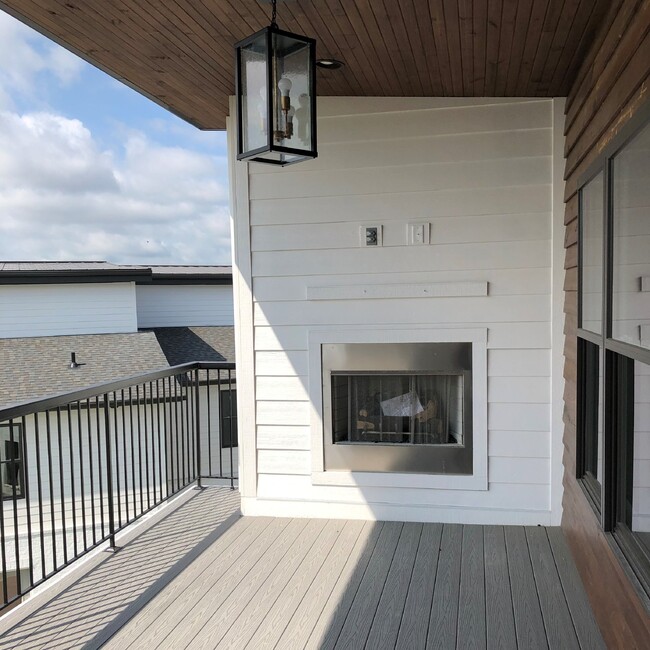 Building Photo - 3 STORY 2BD 2.5 BA APARTMENT WITH UPSTAIRS LOFT THAT OPENS TO BALCONY