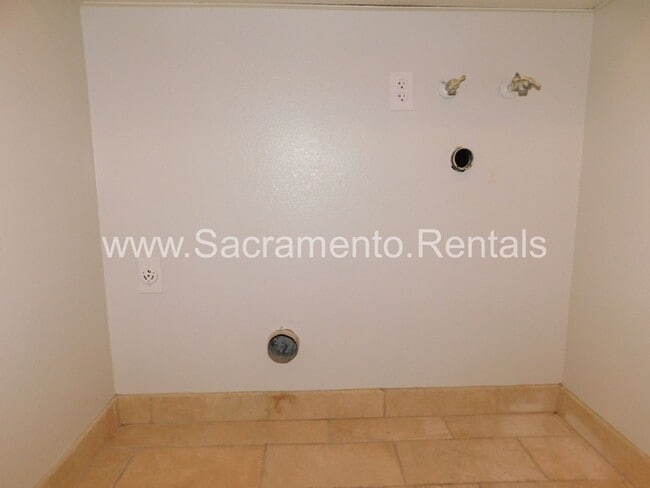 Building Photo - Wonderful Sierra Oaks 3bd/2ba Duplex with 2 Car Garage