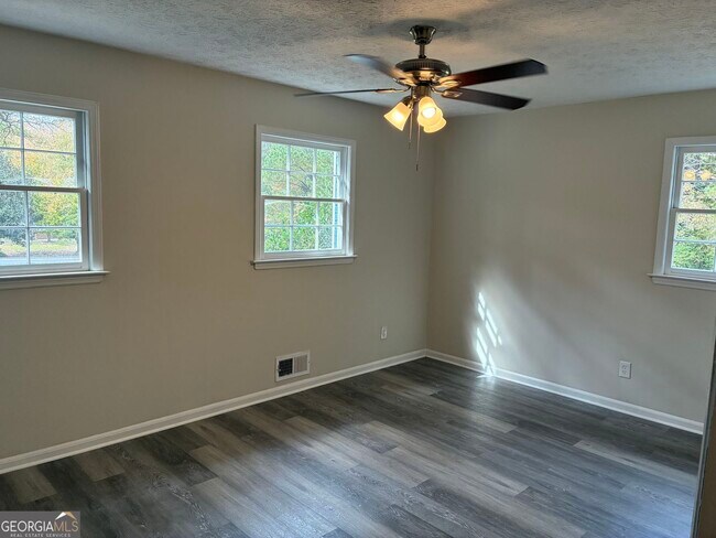 Building Photo - 6322 W Fayetteville Rd