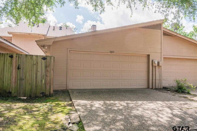 Building Photo - 5825 Hollytree Dr