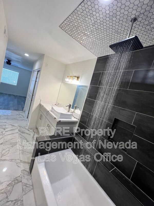 Building Photo - 1405 E Vegas Valley Dr