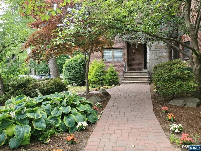 Building Photo - 3001 Edwin Ave