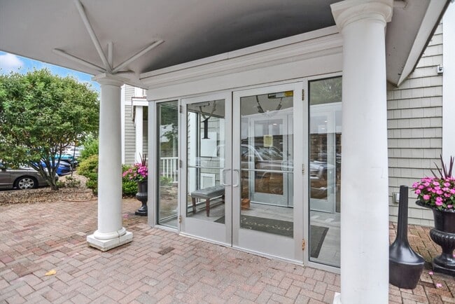 Building Photo - 614 Pond St