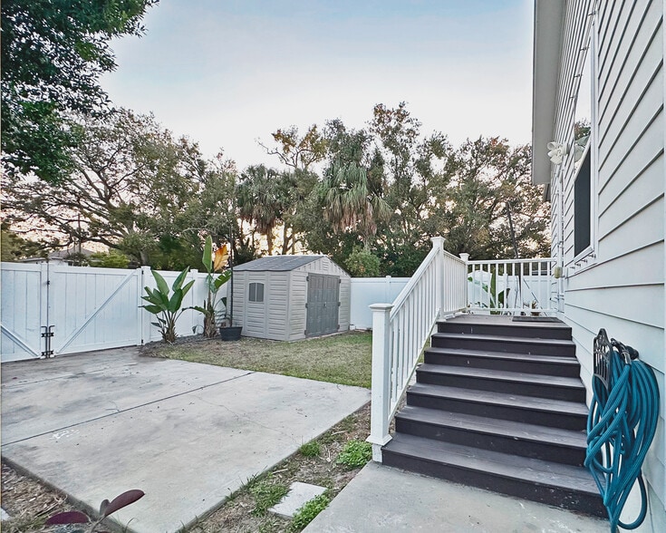 Additional angle of backyard. - 1736 W Walnut St