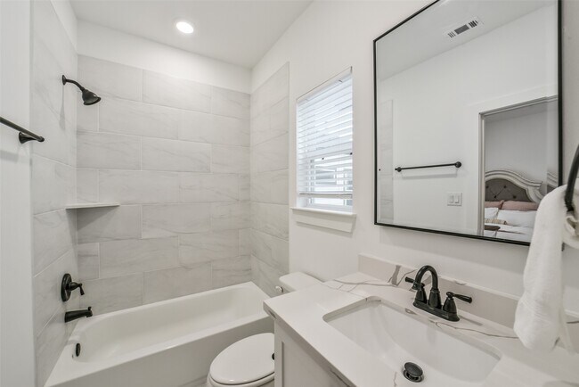 Building Photo - 718 W Donovan St