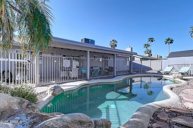 Building Photo - 6914 E Beverly Ln