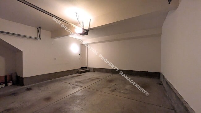 Building Photo - Gorgeous, Newly Remodeled 3 Bed / 2 Bath T...
