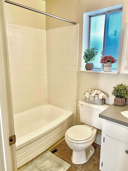 Bath with tub - 369 palm ave