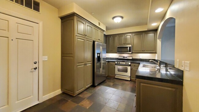 Building Photo - 133 W Northwood Ln
