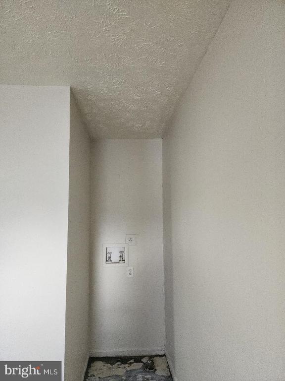 Building Photo - 130 W 13th St