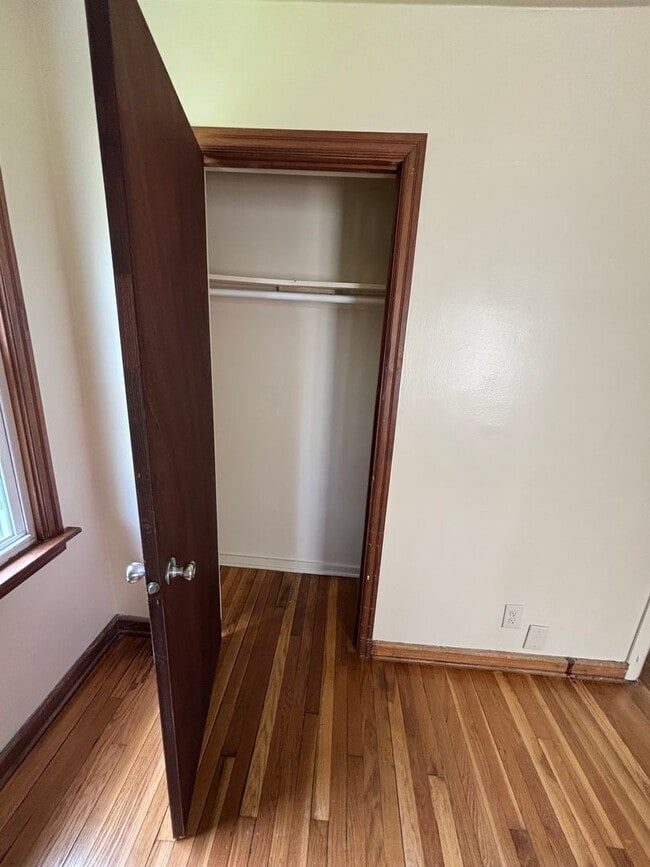 Building Photo - HUGE NICE 3BR SINGLE FAMILY HOME, PARKING,...