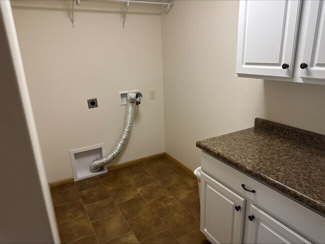 Building Photo - 1329 Pinecrest Ln