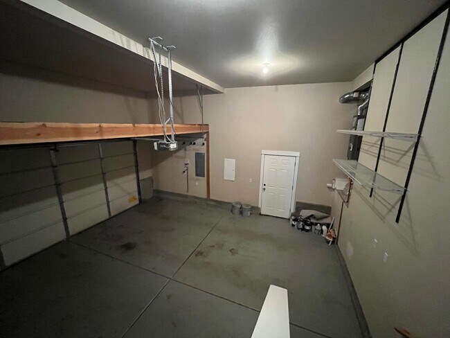 Building Photo - Beautiful and Spacious 4 Bed/2.5 Bath Home in NW Bend