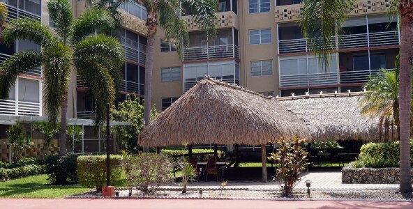 Tiki Huts - 403 NW 68th Ave