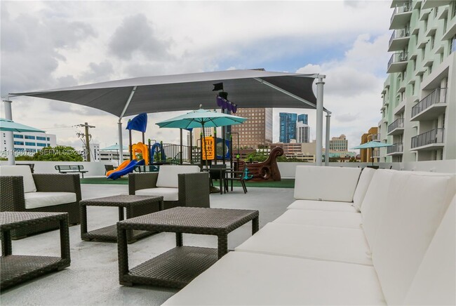 Building Photo - 805 SE 3rd Ave