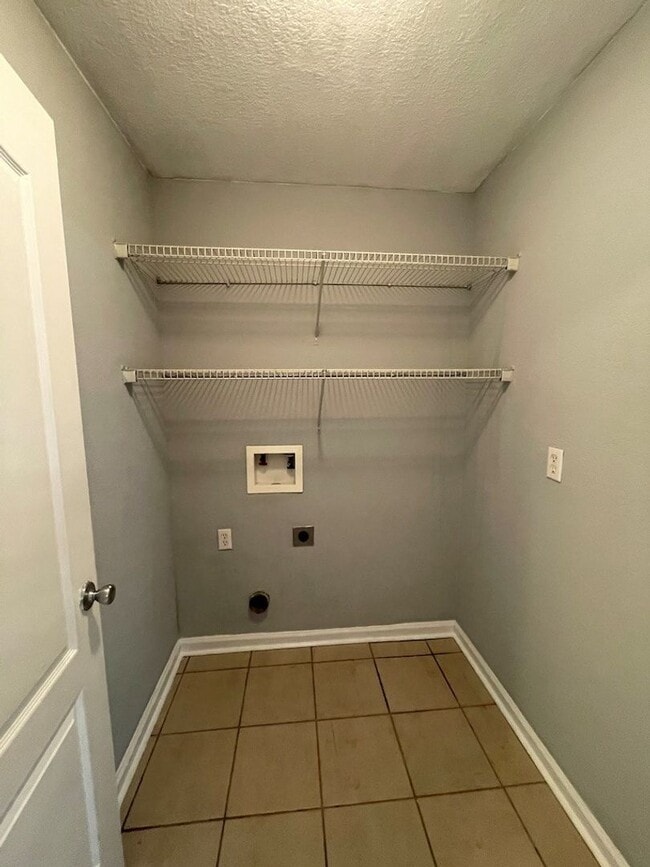 Building Photo - Comfortable 3-Bedroom Home with Open Layout