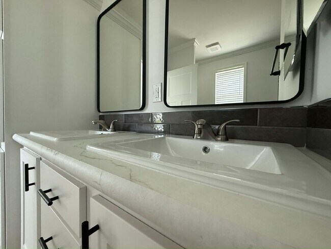 Building Photo - 3610 Vine Trl