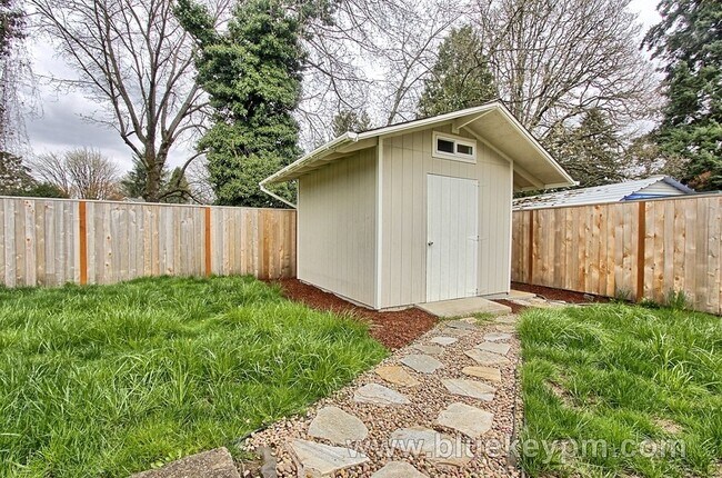 Building Photo - 3 Bed, 2 Bath home in Milwaukie