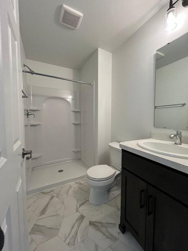 Building Photo - 3 Bed 3 Bath Townhome