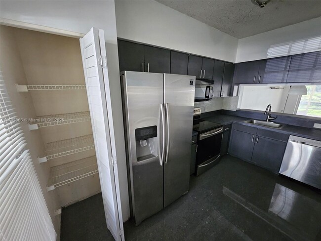 Building Photo - 117 SW 96th Ave