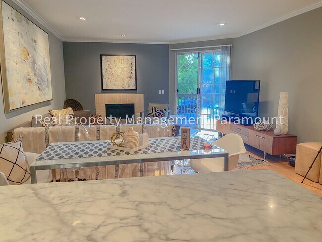 Building Photo - Don't miss out! 2 Bed 2 bath ready to go!