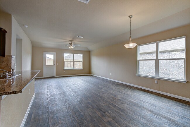Building Photo - Gorgeous 4 Bed/3 Bath in Pioneer Crossing!