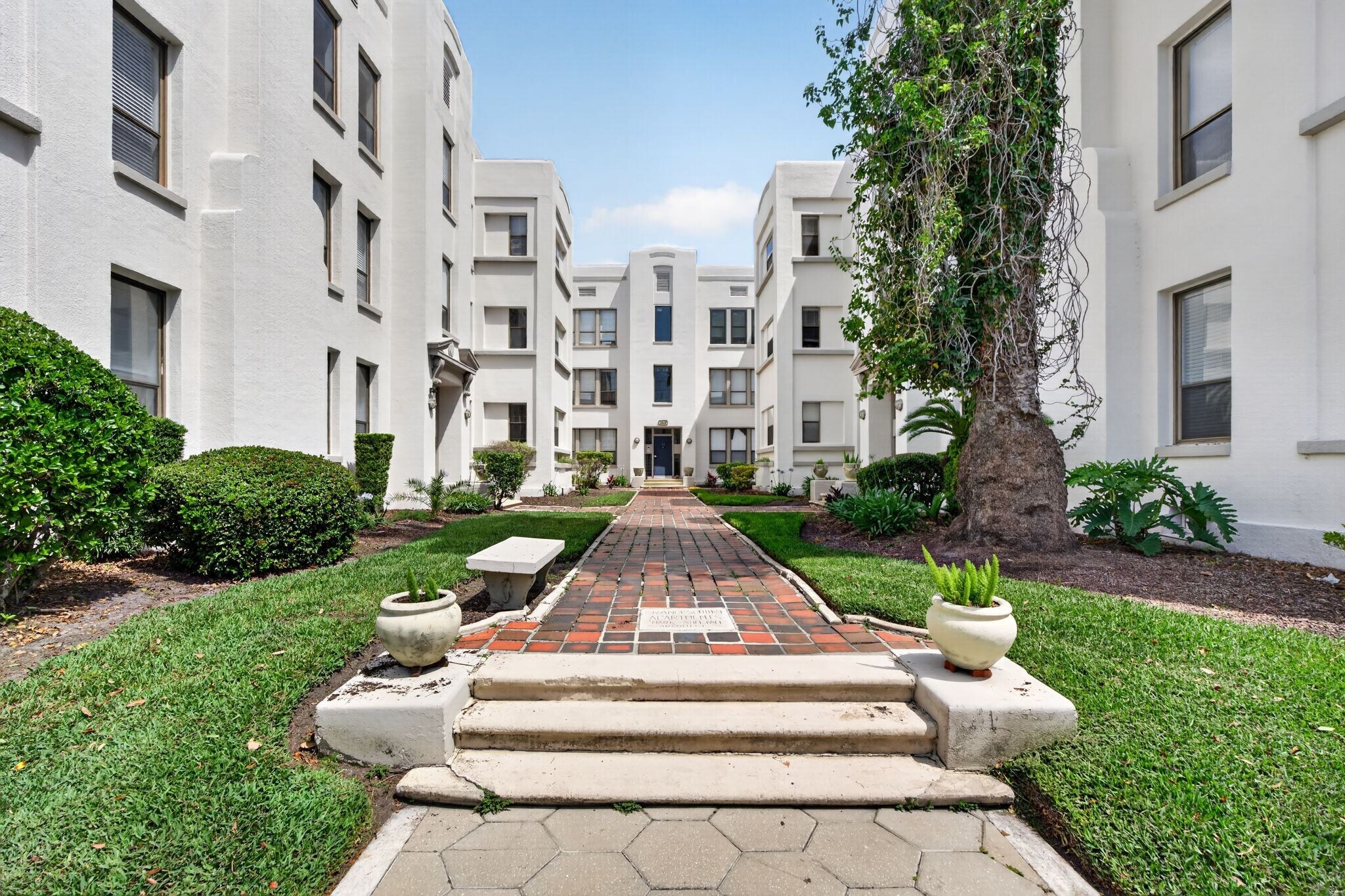 Building Photo - 2545 Oak St