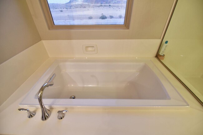 Building Photo - Gorgeous 3bed / 2.5bath home located in Tuscany!