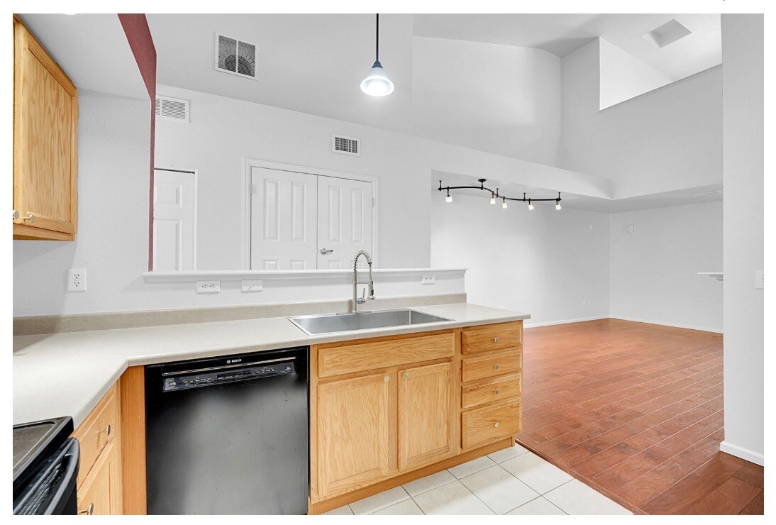 Building Photo - 18721 E Water Dr