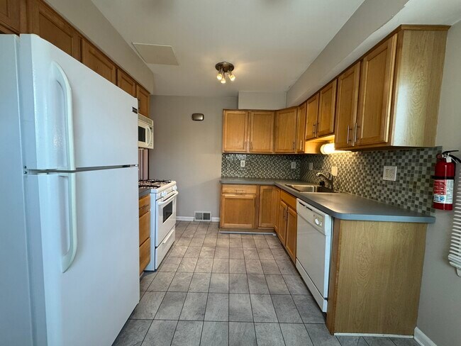 Building Photo - 649 9th St