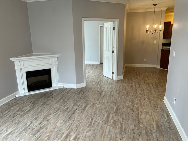 Building Photo - 1318 Suncrest Village