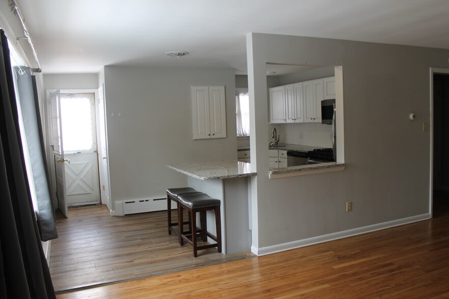 Building Photo - 121 S Main St