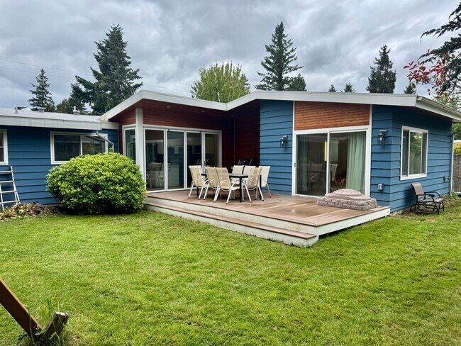 Building Photo - Fantastic Rambler in Lake Hills with A/C!