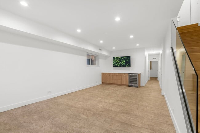 Building Photo - 1618 W Pierce Ave