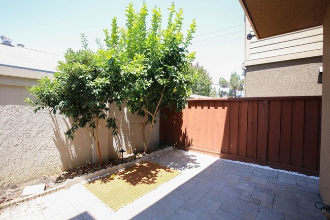 Building Photo - Newer Contemporary Home for Rent - Conveni...