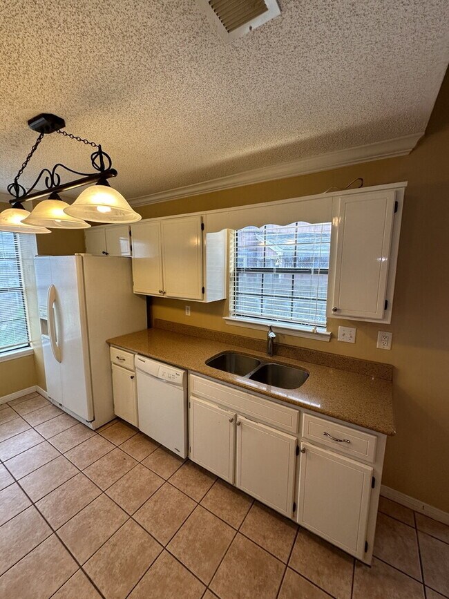 Building Photo - "Charming 3-Bedroom home with Florida room!"