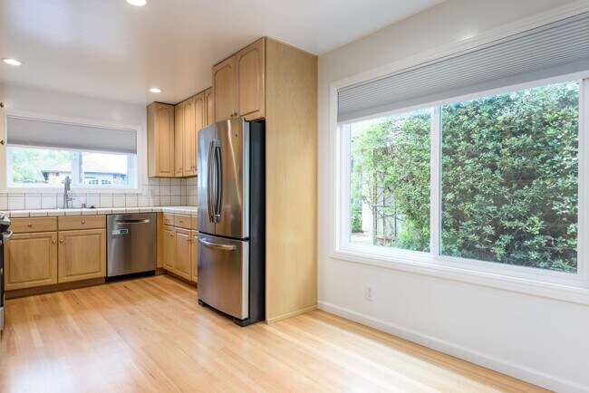 Building Photo - Los Altos 4bd/2.5bth Ranch Home on University Ave.