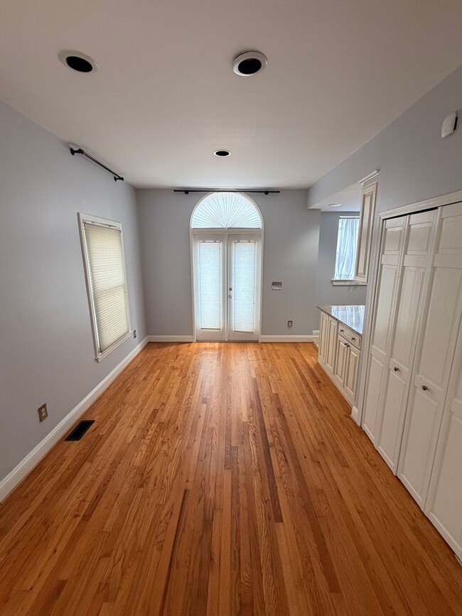 Building Photo - Wonderful Midtown Atlanta 2 Bed 2.5 Bath Townhouse!