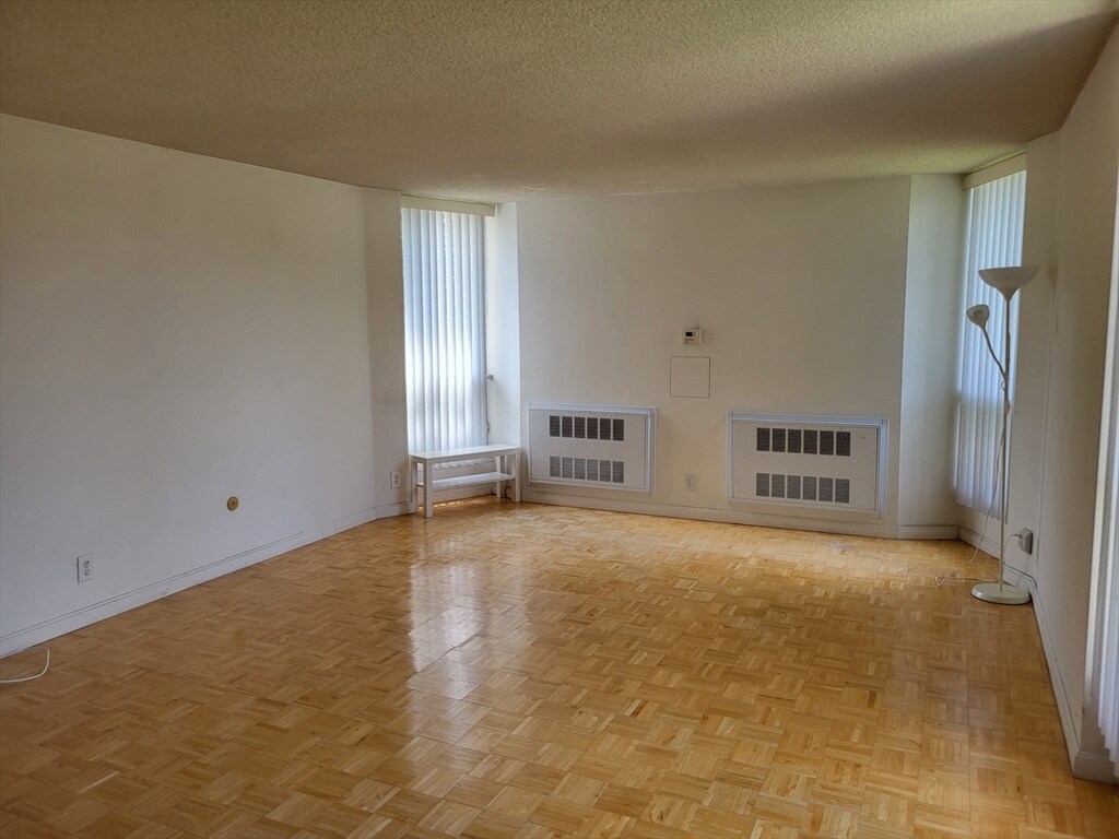 Building Photo - 33 Pond Ave