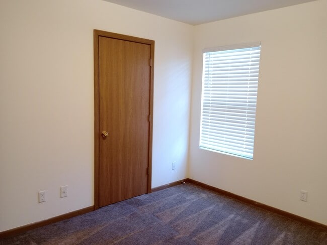 Building Photo - 406 E Liberty Ln