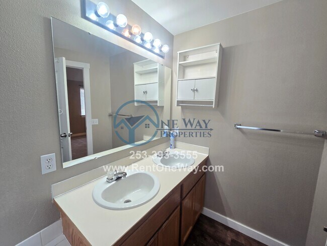 Building Photo - 1120 S 90th St Ct