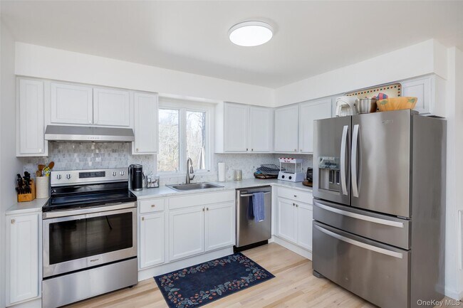 Building Photo - 371 S River Rd