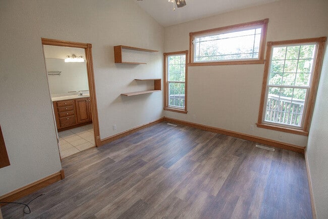 Building Photo - 1420 Bradford Dr
