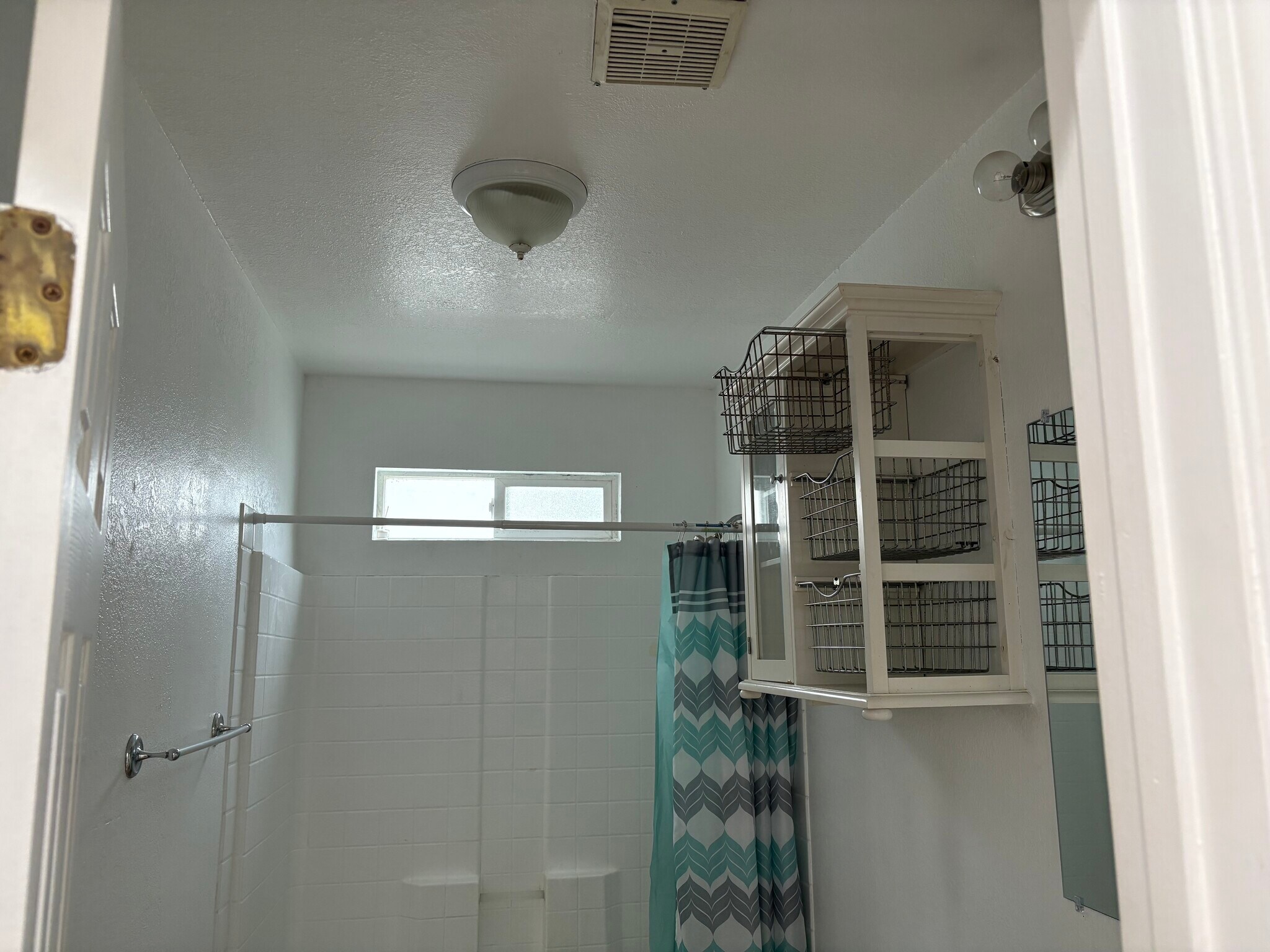 Bathroom - 3423 W 59th St