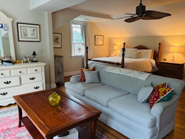 Building Photo - Charming Three Bedroom Two Bath Home on Ja...