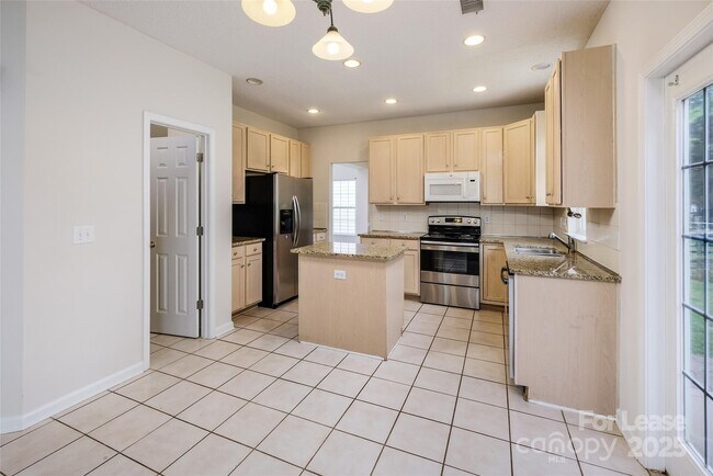 Building Photo - 16017 Woodcote Dr