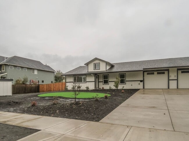 Building Photo - Newberg- 3 bedroom Duplex Available Soon - Schedule tour now !