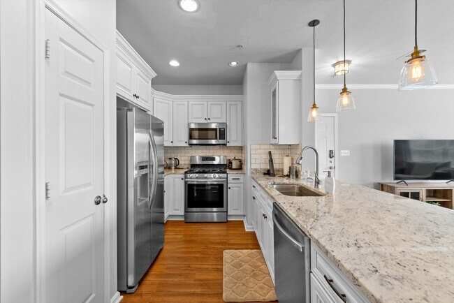 Building Photo - Luxurious Condo Living in Gated Stonegate ...