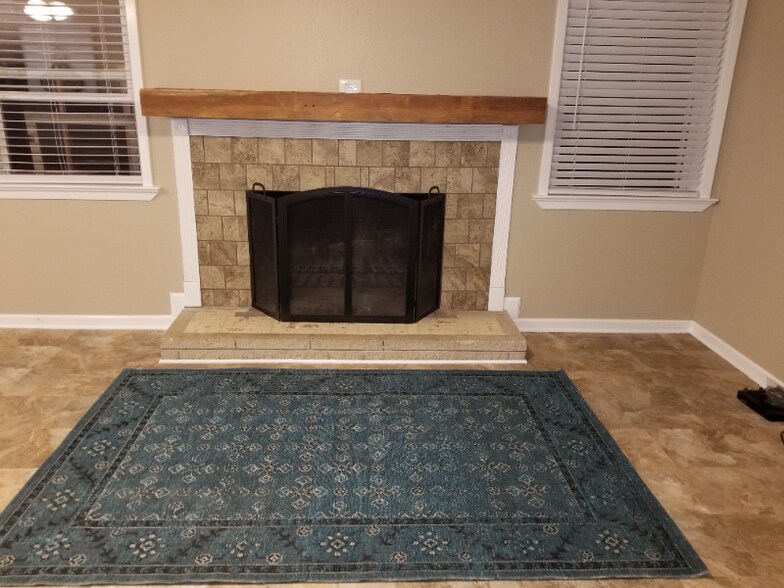 Building Photo - 604 Maple St